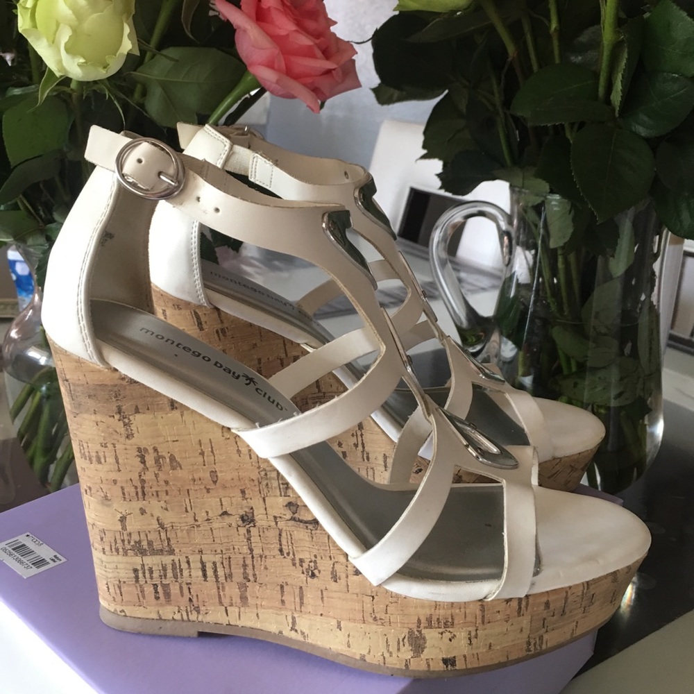 Casual Montego Bay Club white platforms 9.5 M